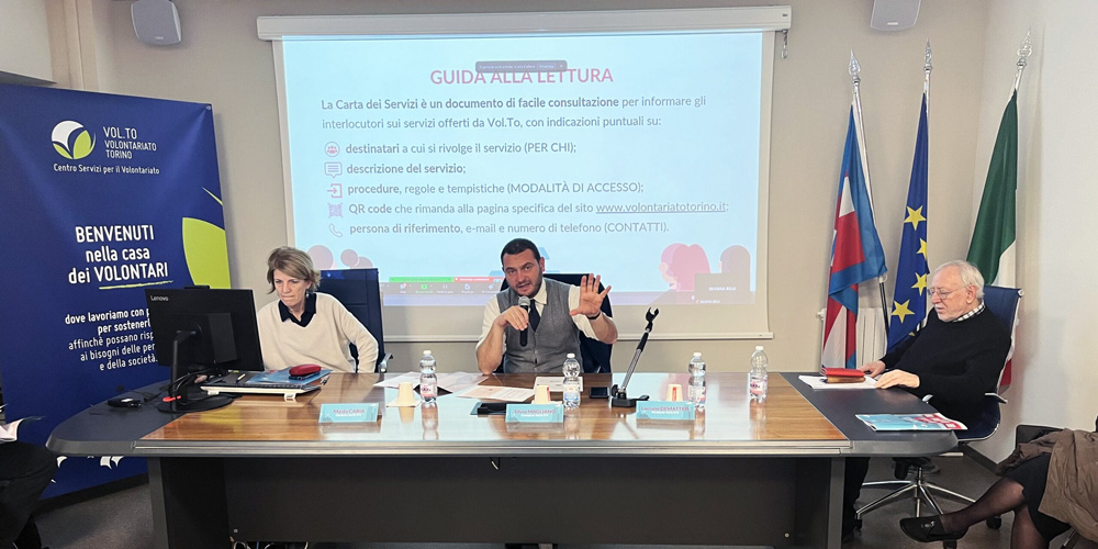 Presentazione della Carta dei Servizi 2024 presso la sede di Vol.To. A destra il Consigliere Silvio Magliano, a sinistra la Direttrice di Vol.To Maida Caria